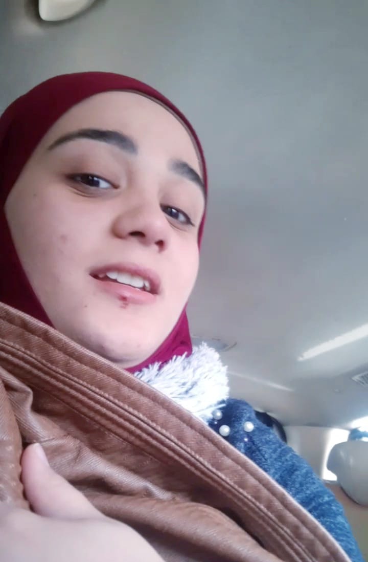 صورة ذاتية في السيارة بحجاب أحمر