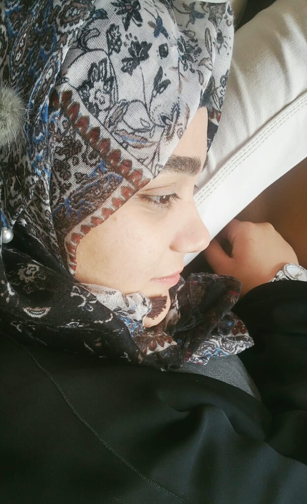 صورة جانبية بحجاب منقوش وأنيق