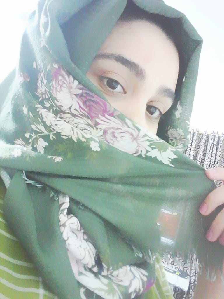 لقطة قريبة بحجاب أخضر مزهر