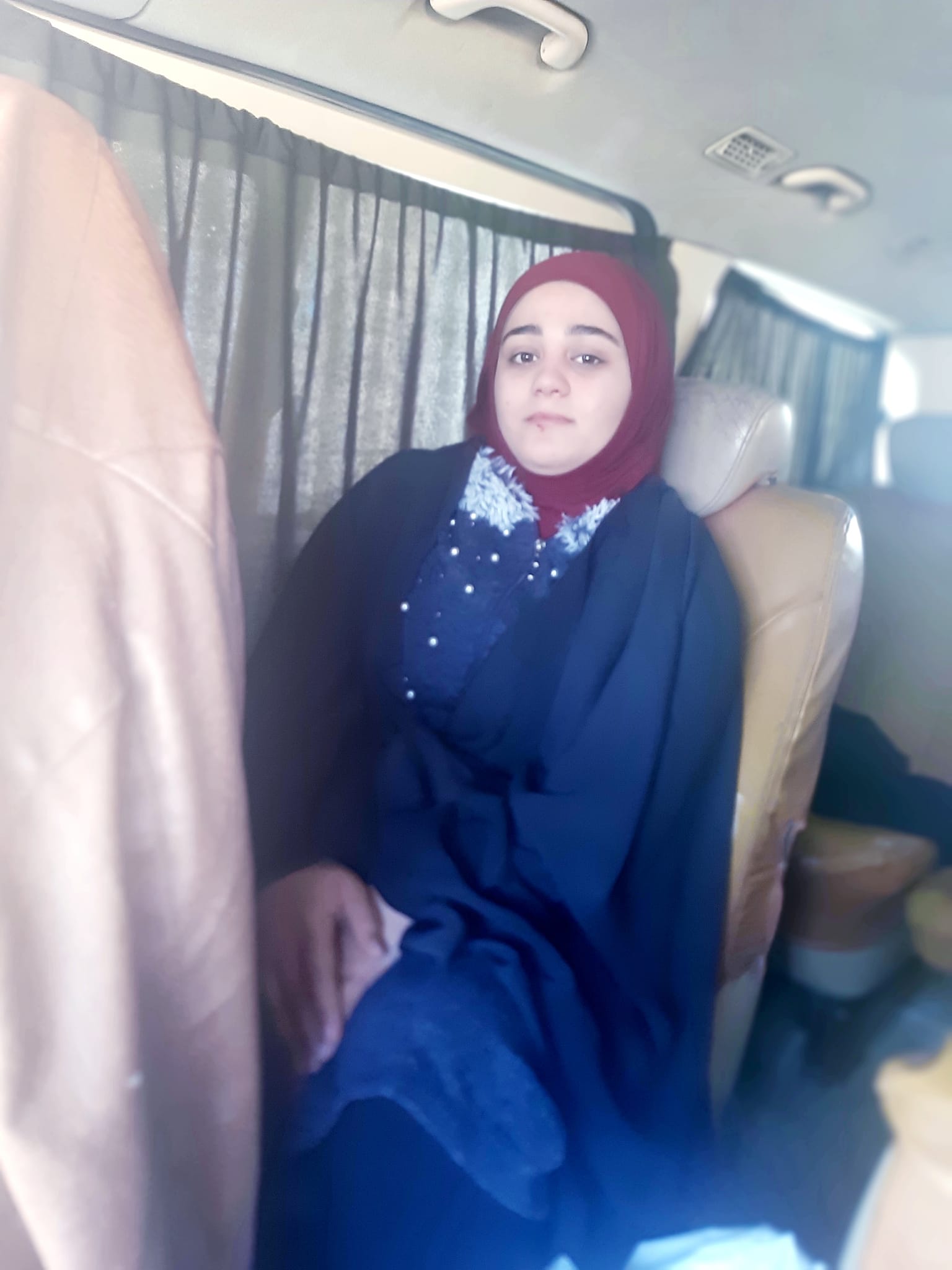 صورة كاملة للجلوس في السيارة