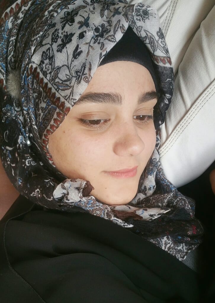 صورة بوضعية مريحة وملامح هادئة